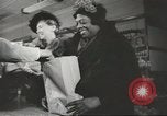 Standbild Rationierung von Lebensmitteln United States USA, 1943, aus Sekunde 43 historischem Filmmaterial Videoclip 65675058157
