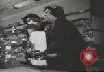 Standbild Rationierung von Lebensmitteln United States USA, 1943, aus Sekunde 44 historischem Filmmaterial Videoclip 65675058157
