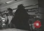 Standbild Rationierung von Lebensmitteln United States USA, 1943, aus Sekunde 45 historischem Filmmaterial Videoclip 65675058157