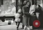 Standbild Rationierung von Lebensmitteln United States USA, 1943, aus Sekunde 49 historischem Filmmaterial Videoclip 65675058157