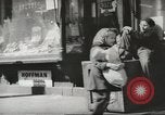 Standbild Rationierung von Lebensmitteln United States USA, 1943, aus Sekunde 50 historischem Filmmaterial Videoclip 65675058157