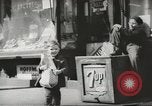 Standbild Rationierung von Lebensmitteln United States USA, 1943, aus Sekunde 52 historischem Filmmaterial Videoclip 65675058157