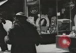 Standbild Rationierung von Lebensmitteln United States USA, 1943, aus Sekunde 56 historischem Filmmaterial Videoclip 65675058157