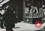 Standbild Rationierung von Lebensmitteln United States USA, 1943, aus Sekunde 57 historischem Filmmaterial Videoclip 65675058157