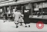 Standbild Rationierung von Lebensmitteln United States USA, 1943, aus Sekunde 62 historischem Filmmaterial Videoclip 65675058157