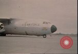 Standbild C-141 Starlifter aircraft Washington State United States USA, 1970, aus Sekunde 9 historischem Filmmaterial Videoclip 65675058222