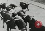 Image exécutant les taureaux Pamplona Espagne, 1953, de la seconde 6 séquences d'archives historiques vidéo 65675058246