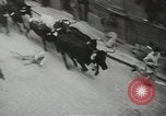 Image exécutant les taureaux Pamplona Espagne, 1953, de la seconde 14 séquences d'archives historiques vidéo 65675058246