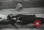 Image exécutant les taureaux Pamplona Espagne, 1953, de la seconde 15 séquences d'archives historiques vidéo 65675058246