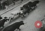 Image exécutant les taureaux Pamplona Espagne, 1953, de la seconde 16 séquences d'archives historiques vidéo 65675058246