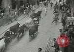 Image exécutant les taureaux Pamplona Espagne, 1953, de la seconde 17 séquences d'archives historiques vidéo 65675058246