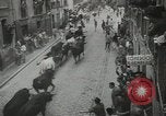 Image exécutant les taureaux Pamplona Espagne, 1953, de la seconde 18 séquences d'archives historiques vidéo 65675058246