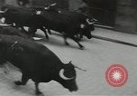 Image exécutant les taureaux Pamplona Espagne, 1953, de la seconde 31 séquences d'archives historiques vidéo 65675058246