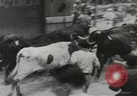 Image exécutant les taureaux Pamplona Espagne, 1953, de la seconde 33 séquences d'archives historiques vidéo 65675058246