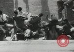Image exécutant les taureaux Pamplona Espagne, 1953, de la seconde 42 séquences d'archives historiques vidéo 65675058246