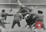 Image exécutant les taureaux Pamplona Espagne, 1953, de la seconde 53 séquences d'archives historiques vidéo 65675058246