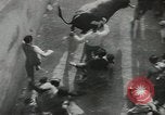 Image exécutant les taureaux Pamplona Espagne, 1953, de la seconde 59 séquences d'archives historiques vidéo 65675058246