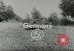 Standbild gepanzerten Wagen Deutschland, 1953, aus Sekunde 4 historischem Filmmaterial Videoclip 65675058252