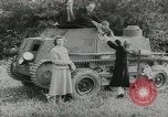 Standbild gepanzerten Wagen Deutschland, 1953, aus Sekunde 17 historischem Filmmaterial Videoclip 65675058252