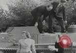 Standbild gepanzerten Wagen Deutschland, 1953, aus Sekunde 25 historischem Filmmaterial Videoclip 65675058252