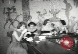 Standbild fashion parade United States USA, 1958, aus Sekunde 6 historischem Filmmaterial Videoclip 65675058262