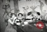 Standbild fashion parade United States USA, 1958, aus Sekunde 7 historischem Filmmaterial Videoclip 65675058262