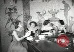 Standbild fashion parade United States USA, 1958, aus Sekunde 8 historischem Filmmaterial Videoclip 65675058262