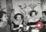 Standbild fashion parade United States USA, 1958, aus Sekunde 10 historischem Filmmaterial Videoclip 65675058262