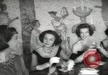 Standbild fashion parade United States USA, 1958, aus Sekunde 11 historischem Filmmaterial Videoclip 65675058262