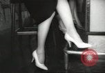 Standbild fashion parade United States USA, 1958, aus Sekunde 13 historischem Filmmaterial Videoclip 65675058262