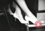 Standbild fashion parade United States USA, 1958, aus Sekunde 16 historischem Filmmaterial Videoclip 65675058262