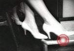 Standbild fashion parade United States USA, 1958, aus Sekunde 17 historischem Filmmaterial Videoclip 65675058262