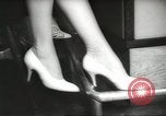 Standbild fashion parade United States USA, 1958, aus Sekunde 19 historischem Filmmaterial Videoclip 65675058262
