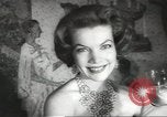 Standbild fashion parade United States USA, 1958, aus Sekunde 22 historischem Filmmaterial Videoclip 65675058262