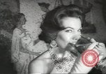 Standbild fashion parade United States USA, 1958, aus Sekunde 24 historischem Filmmaterial Videoclip 65675058262