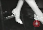 Standbild fashion parade United States USA, 1958, aus Sekunde 25 historischem Filmmaterial Videoclip 65675058262