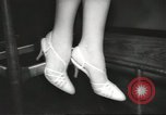 Standbild fashion parade United States USA, 1958, aus Sekunde 27 historischem Filmmaterial Videoclip 65675058262