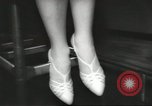 Standbild fashion parade United States USA, 1958, aus Sekunde 28 historischem Filmmaterial Videoclip 65675058262