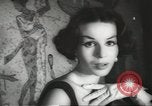 Standbild fashion parade United States USA, 1958, aus Sekunde 31 historischem Filmmaterial Videoclip 65675058262