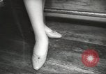 Standbild fashion parade United States USA, 1958, aus Sekunde 35 historischem Filmmaterial Videoclip 65675058262