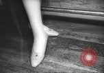 Standbild fashion parade United States USA, 1958, aus Sekunde 36 historischem Filmmaterial Videoclip 65675058262