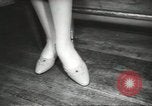 Standbild fashion parade United States USA, 1958, aus Sekunde 40 historischem Filmmaterial Videoclip 65675058262