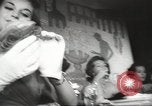 Standbild fashion parade United States USA, 1958, aus Sekunde 48 historischem Filmmaterial Videoclip 65675058262