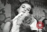 Standbild fashion parade United States USA, 1958, aus Sekunde 49 historischem Filmmaterial Videoclip 65675058262