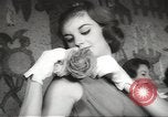 Standbild fashion parade United States USA, 1958, aus Sekunde 51 historischem Filmmaterial Videoclip 65675058262