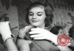 Standbild fashion parade United States USA, 1958, aus Sekunde 53 historischem Filmmaterial Videoclip 65675058262