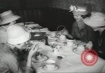 Standbild fashion parade United States USA, 1958, aus Sekunde 56 historischem Filmmaterial Videoclip 65675058262