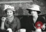 Standbild fashion parade United States USA, 1958, aus Sekunde 61 historischem Filmmaterial Videoclip 65675058262