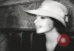 Standbild fashion parade United States USA, 1958, aus Sekunde 62 historischem Filmmaterial Videoclip 65675058262