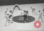 Standbild basketball Match Saint Louis Missouri USA, 1958, aus Sekunde 7 historischem Filmmaterial Videoclip 65675058263